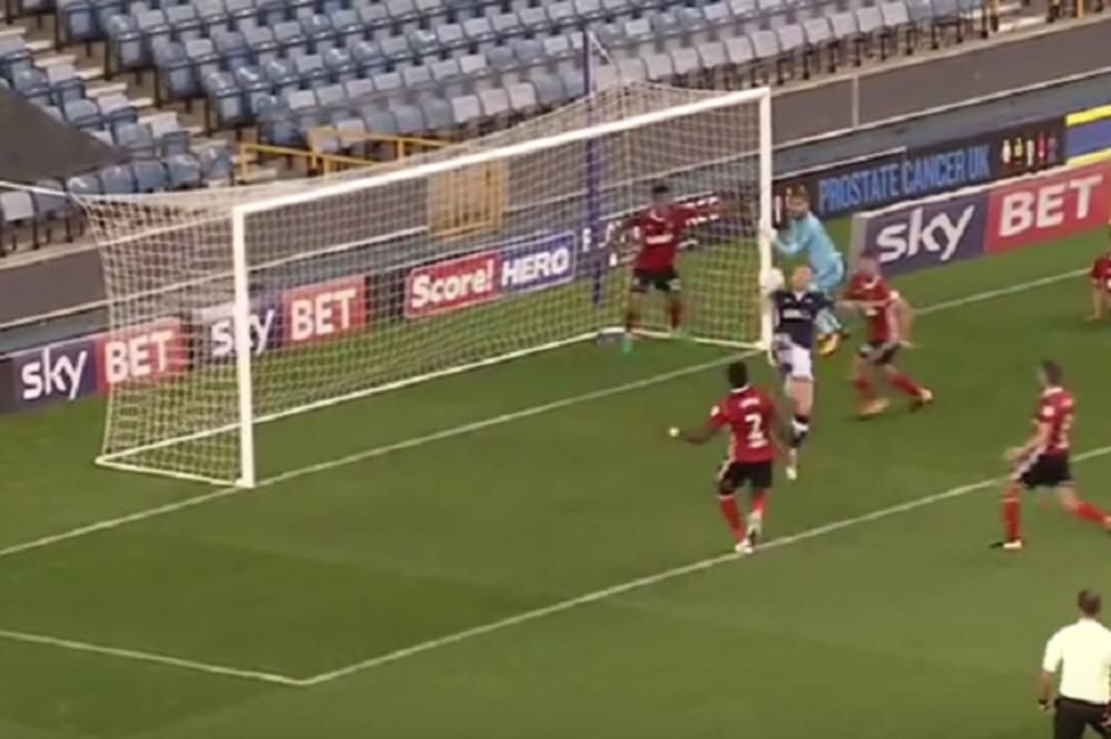 Golman 2 puta skinuo nemoguće u jednom napadu, a onda mu je njegov igrač zakucao loptu pod prečku! (VIDEO)