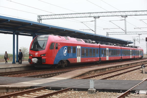 BEBA ISPALA MAJCI IZ RUKU NA ŠINE: Voz je protutnjao punom brzinom... OVO JE HOROR! (VIDEO)