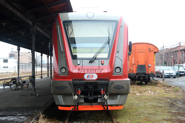 DOGOVORILI SE, PA DRŽEĆI SE ZA RUKE STALI NA PRUGU! Draganu (25) je ubio voz, Željku (24) se bore za život!