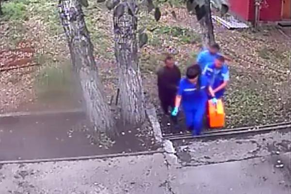 PIJANI RUS UŠAO U KAVEZ SA MEDVEDOM I HTEO DA GA NAHRANI: Medved se nahranio, ali njegovom rukom! (VIDEO)