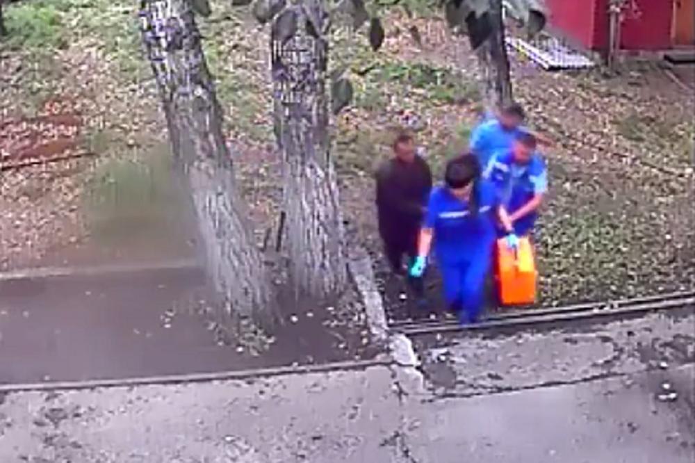 PIJANI RUS UŠAO U KAVEZ SA MEDVEDOM I HTEO DA GA NAHRANI: Medved se nahranio, ali njegovom rukom! (VIDEO)