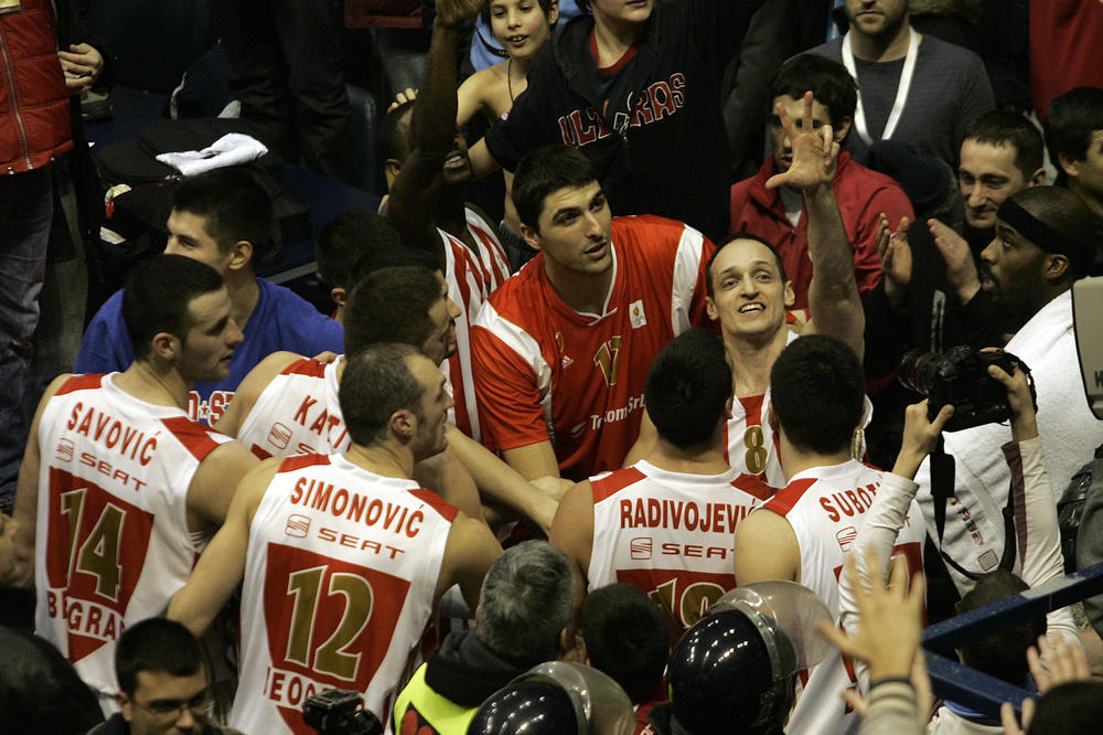 BIVŠI KOŠARKAŠ ZVEZDE OČITAO SVIMA LEKCIJU: Dok se njegove kolege bahate po luksuznim letovalištima, on klopa u menzi i kupa se u Borči! (FOTO)