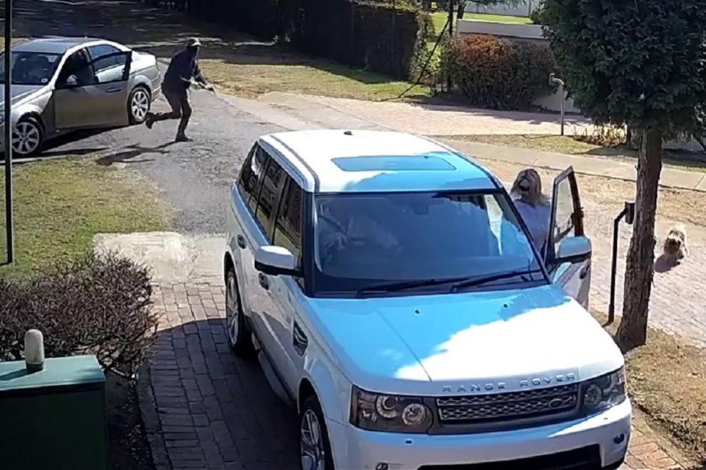 MAJKA SPREČILA OTMICU PETOGODIŠNJEG DEČAKA! Ulična kamera sve ZABELEŽILA!