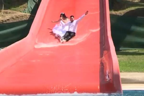 DANIJELA I DEJAN SU NAJORIGINALNIJI MLADENCI U SRBIJI! Sa svadbe pravo na tobogan, I TO U ODELU I VENČANICI! (VIDEO)