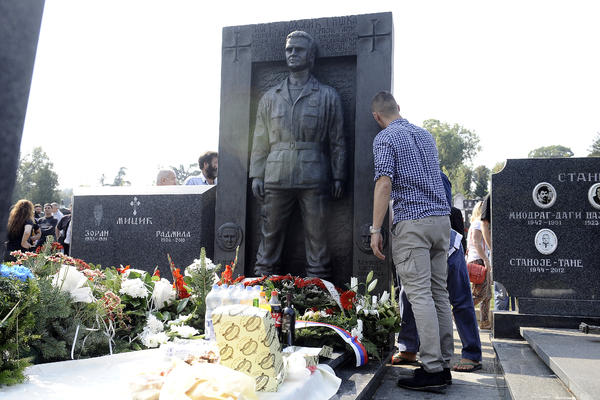 ISPUNJEN GIŠKIN AMANET:  Pohranjeni posmrtni ostaci Đorđa Božovića (FOTO)