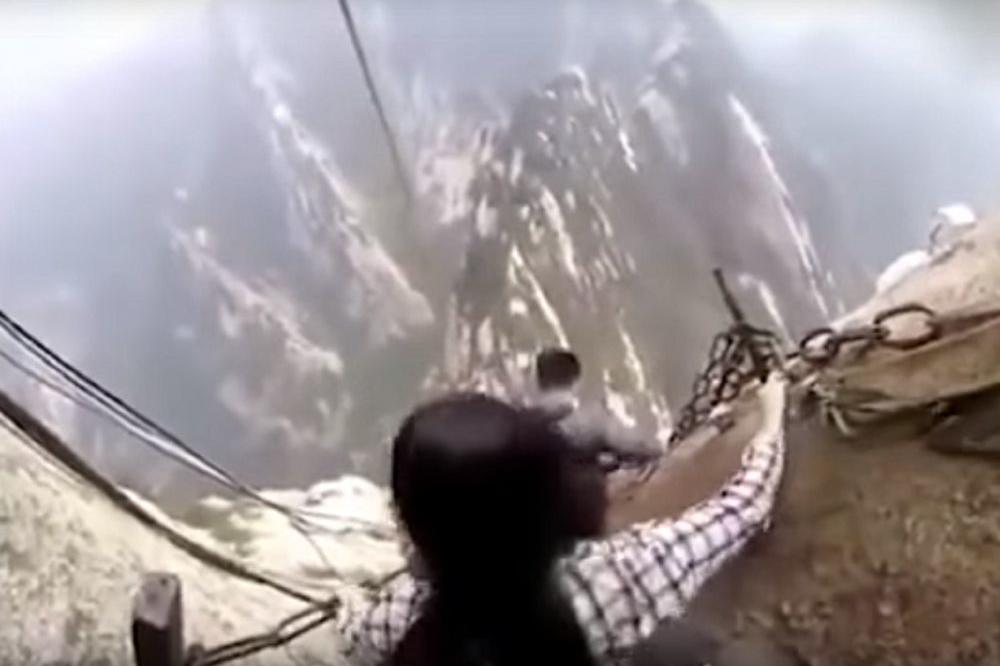 STAZA SMRTI: Samo oni najhrabriji su prešli jezivu stazu u Kini! (VIDEO)