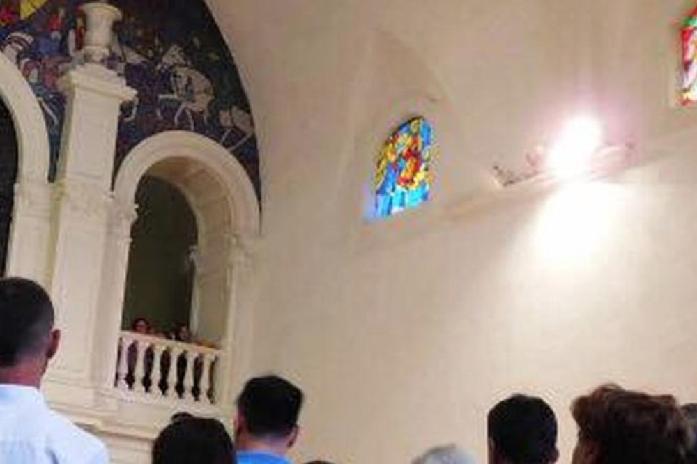 HRVAT JE UŠAO U CRKVU SA OVIM NATPISOM NA KOŠULJI! Prisutni su ostali u šoku, ZGROZILI SE, a NJEGA NIJE BILO BRIGA! (FOTO)