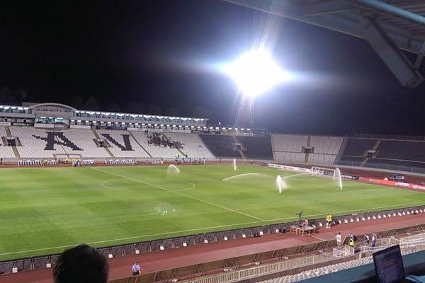 Apsurd! Iako je Grobarima zabranjen dolazak, ispred stadiona u Humskoj je velika gužva! (FOTO)