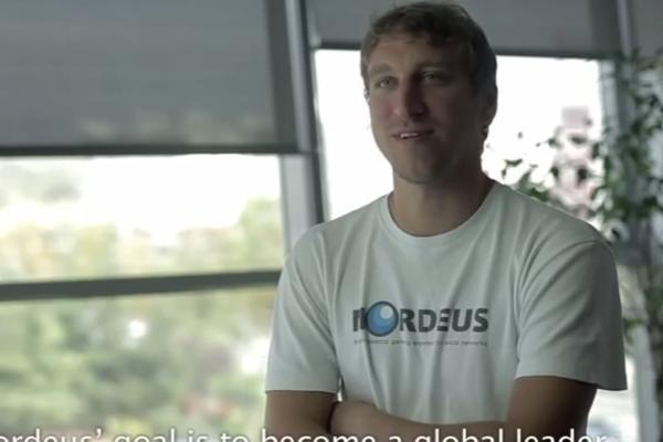 OVOM SRBINU SE DIVE SVI AMERIKANCI! Iako su mu detinjstvo obeležile bombe, postao je MILIONER! (FOTO)