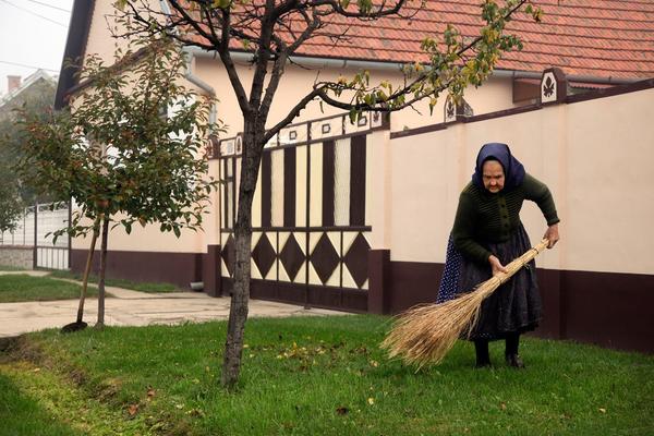 "ŽENSKO DETE, TUĐA KUĆA": Svaka druga ŽENA u Srbiji odrekne se IMOVINE u korist BRATA, da li treba tako?