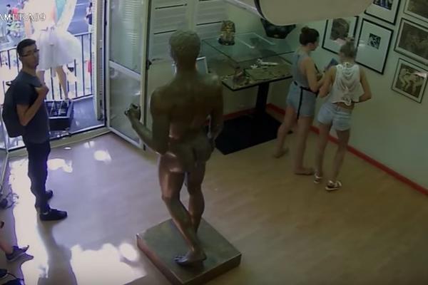 PRVI SNIMAK KRVAVOG NAPADA U BARSELONI! VOZILO SMRTI gazi turiste, svuda krv i vriska! (VIDEO)