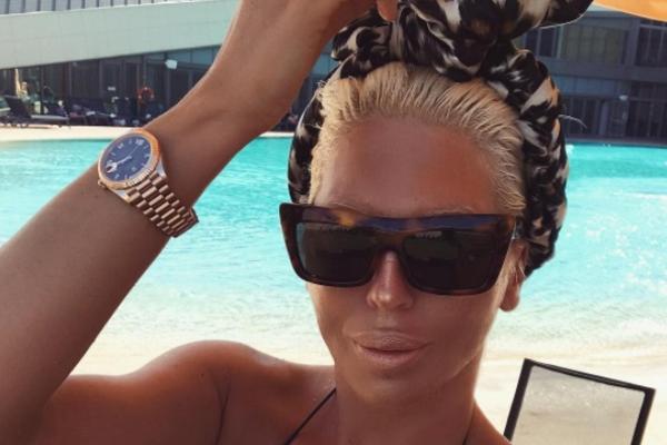 POKAZALA TELO U SVEŽE ZAPOČETOJ 39. GODINI! Karleuša u mini bikiniju pokazala stomak koji inače ne izgleda OVAKO! (FOTO)