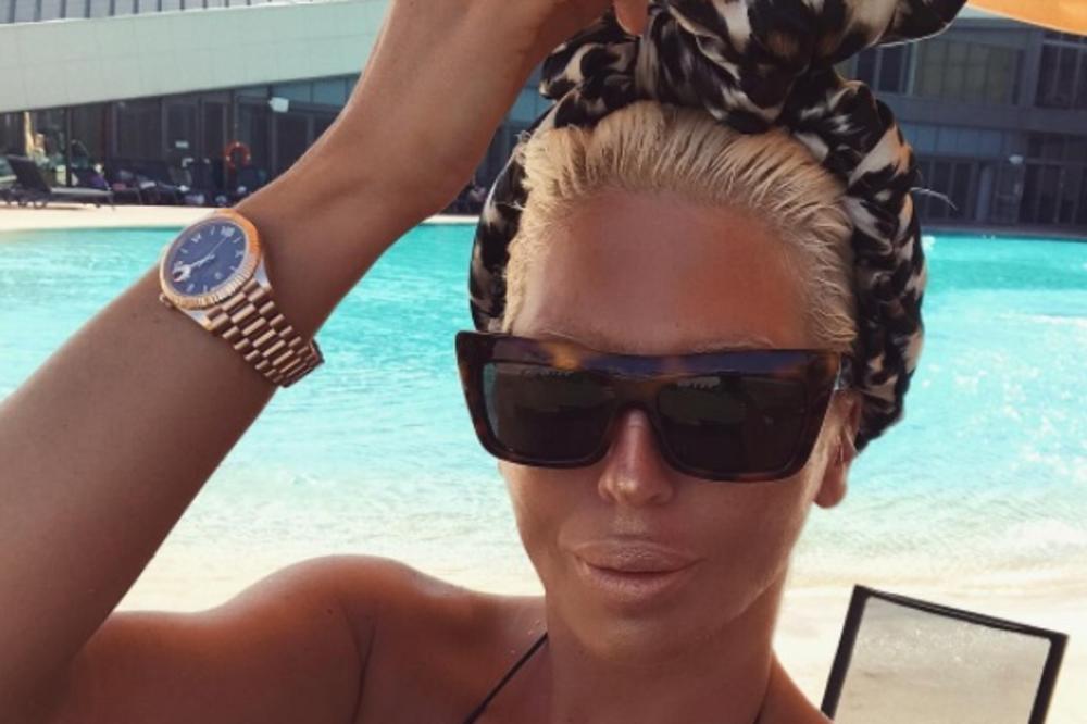 POKAZALA TELO U SVEŽE ZAPOČETOJ 39. GODINI! Karleuša u mini bikiniju pokazala stomak koji inače ne izgleda OVAKO! (FOTO)