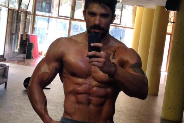 Bivši farmer pokazao trbušnjake, ali i svoj debeli ponos! (FOTO)