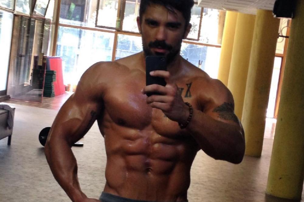 Bivši farmer pokazao trbušnjake, ali i svoj debeli ponos! (FOTO)