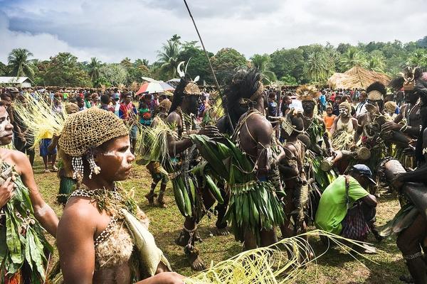 OVO JE POSLEDNJE PLEME KANIBALA: Žive u kućicama na drvetu, a kožne suknje im prikrivaju samo intimne delove! (FOTO)