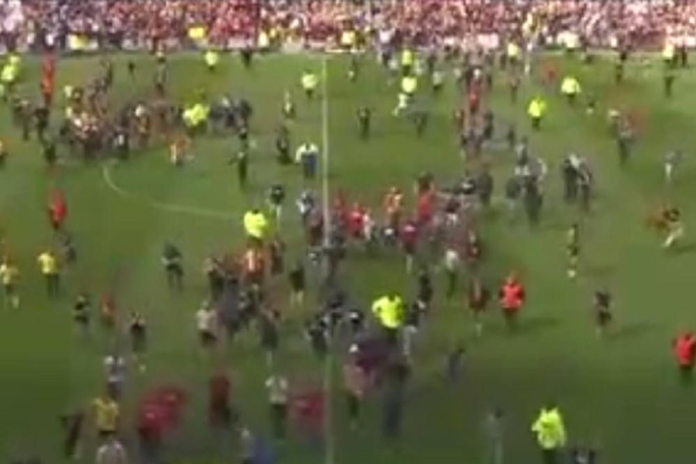 HULIGANSKI PIR U FRANCUSKOJ! Navijači Lansa uleteli na teren, želeli da linčuju svoje igrače! (VIDEO)