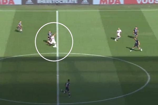 Zaustavite vreme! Fudbaler Liona probušio mrežu Bordooa projektilom sa pola terena! (VIDEO)