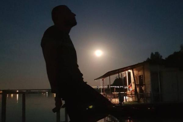 Ma, koji Filip Živojinović?! Aleksandra je nahvatala sto puta boljeg frajera! Žene balave za njim kad skine majicu! (FOTO)