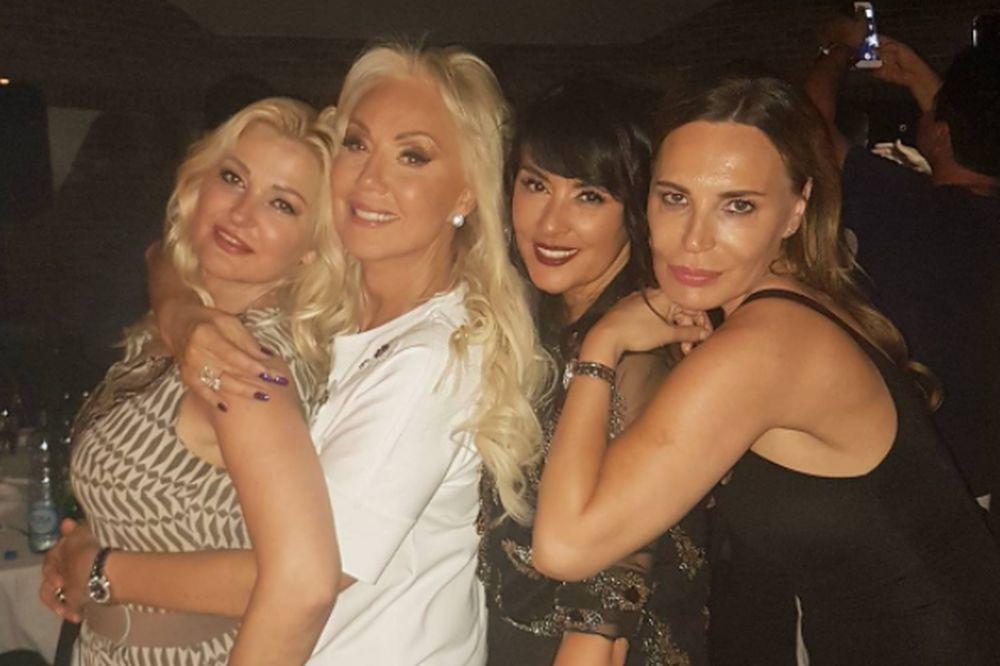 OPOMENULI JE, A ONA NAPRAVILA SKANDAL ZBOG MOBILNOG: Srpsku pevačicu obezbeđenje izbacilo iz aviona!