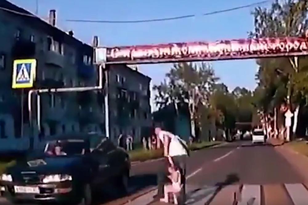 NAJBOLJI TATA NA SVETU: Spasao je život ćerki i to za dlaku! (VIDEO)