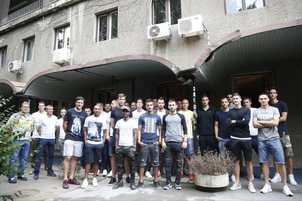 Fudbaleri Partizana humanim gestom oduševili Srbiju! (FOTO) (VIDEO)