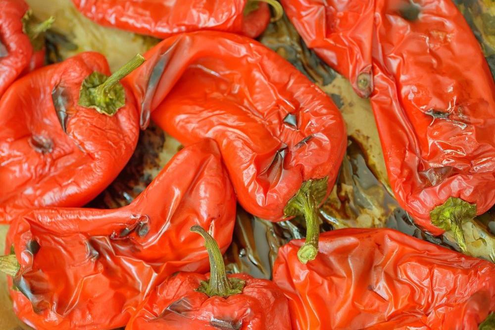 SAMO ISKUSNE DOMAĆICE ZNAJU ZA OVE CAKE: Evo kako PRAVILNO da spremite PEČENE PAPRIKE za zamrzivač i AJVAR - recept
