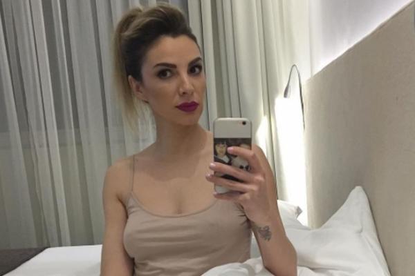 VRELO TELO I POZADINA OD KOJE SE LUDI: Instagram profil ove srpske pevačice je zabranjen za one koji imaju srčanih problema! (FOTO)