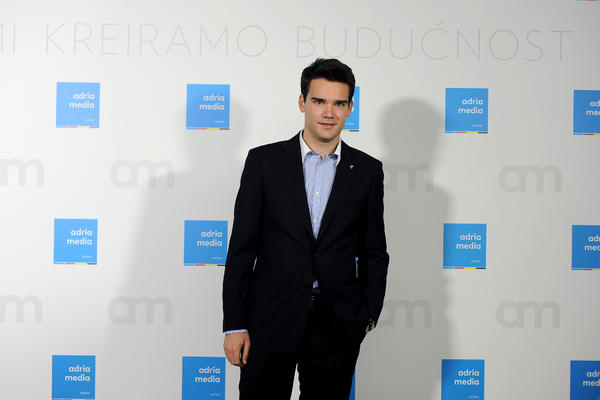 MALO KO JE TO ZNAO: Dok devojke uzdišu za njim, najpoželjniji glumac u Srbiji je u vezi sa ćerkom svoje koleginice! (FOTO)