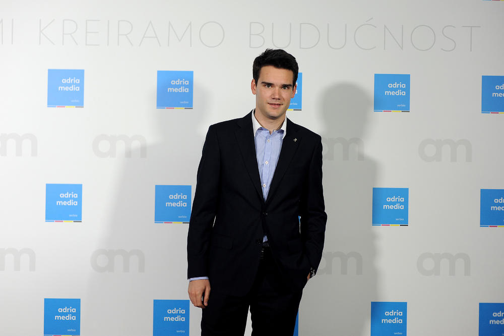 MALO KO JE TO ZNAO: Dok devojke uzdišu za njim, najpoželjniji glumac u Srbiji je u vezi sa ćerkom svoje koleginice! (FOTO)