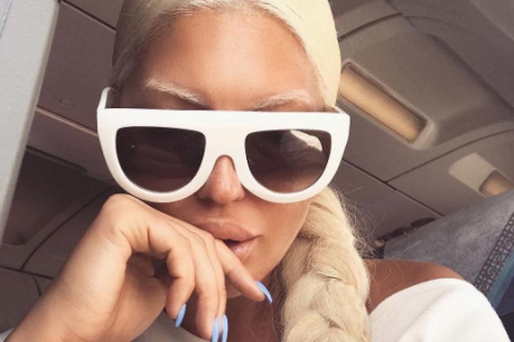 I NE SMARAJTE VIŠE NA TU TEMU: Fanovi potpuno otkačili posle Karleušine objave, možda se pokrene i peticija! (FOTO)