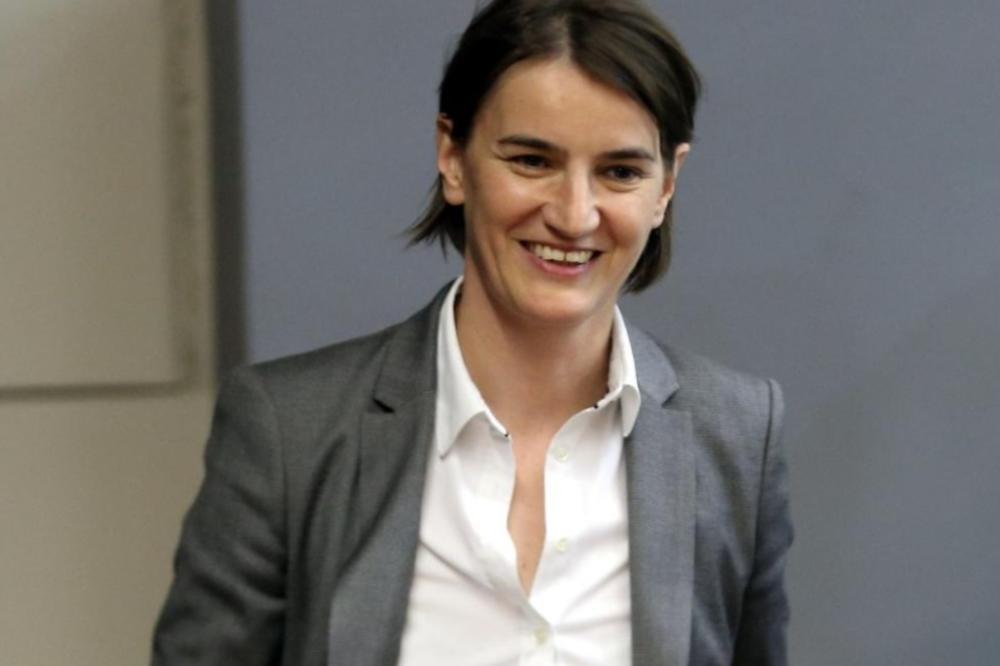 KRIJE JE OD OČIJU JAVNOSTI: OTKRIVENO koja zanosna PLAVUŠA je ukrala srce premijerki Srbije! (FOTO)