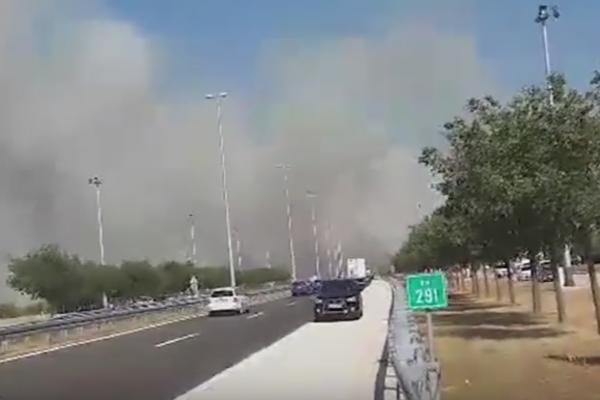 IZBIO POŽAR NA AUTOPUTU, POLICIJE NIGDE! Zavladala panika, ljudi vozili u kontra smeru bežeći od vatre! (VIDEO)