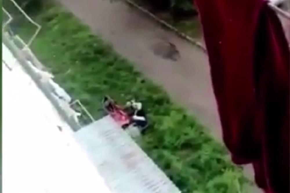 HOROR SNIMAK IZ RUSIJE: Beba pala kroz prozor, DOČEKALI JE U ĆEBE I SPASILI JOJ ŽIVOT! (VIDEO)