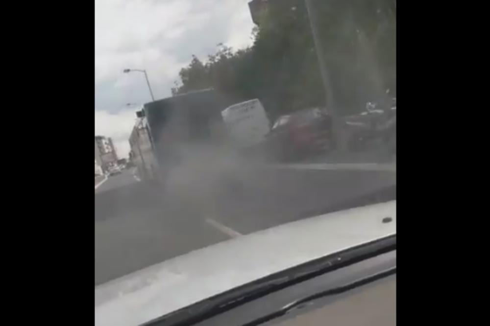 DA LI JE OVO AUTOBUS ILI PARNA LOKOMOTIVA? Lasta se bukvalno pušila dok je prolazila kroz Žarkovo! (VIDEO)