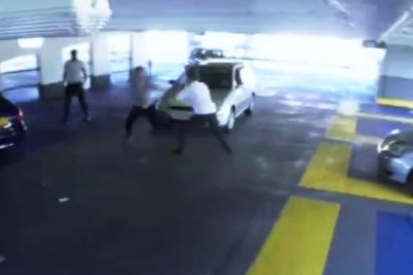 SUDAR I ŽESTOKA TUČA NA PARKINGU: Momak u duksu nasrnuo je na tipa sa kravatom... ŽESTOK NOKAUT! (VIDEO)