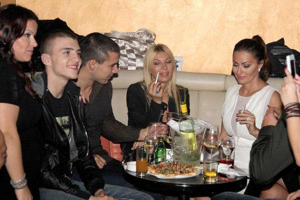 PORODIČNA VILA NA 3 SPRATA: Kuća CECINE SESTRE na Dedinju je oličenje luksuza i stila, ali šta je s bazenom? (FOTO)