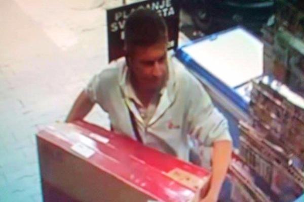 DA LI STE VIDELI OVOG ČOVEKA? Opljačkao kurirsku službu usred centra grada, policija TRAŽI POMOĆ (FOTO)