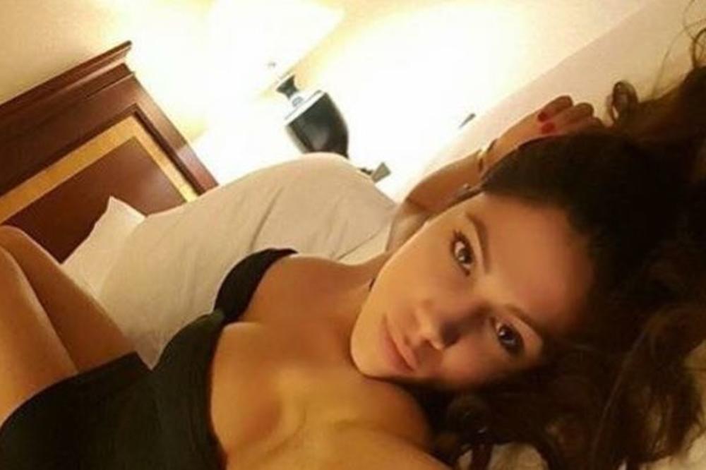 Procurile fotke iz kreveta Sandre Afrike: Gola zavrtela pamet, nije se stidela nimalo, na njoj samo crvena tangica!