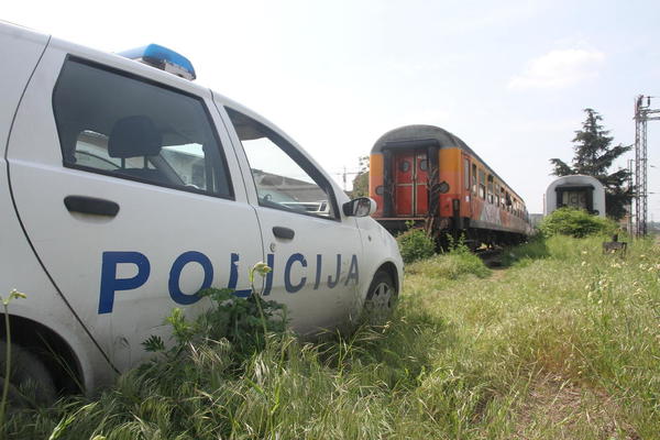 MOTKOM JE ISPREBIJAO DO SMRTI, U VOZU USRED BEOGRADA: Privedena 2 brata zbog Ivaninog ubistva!