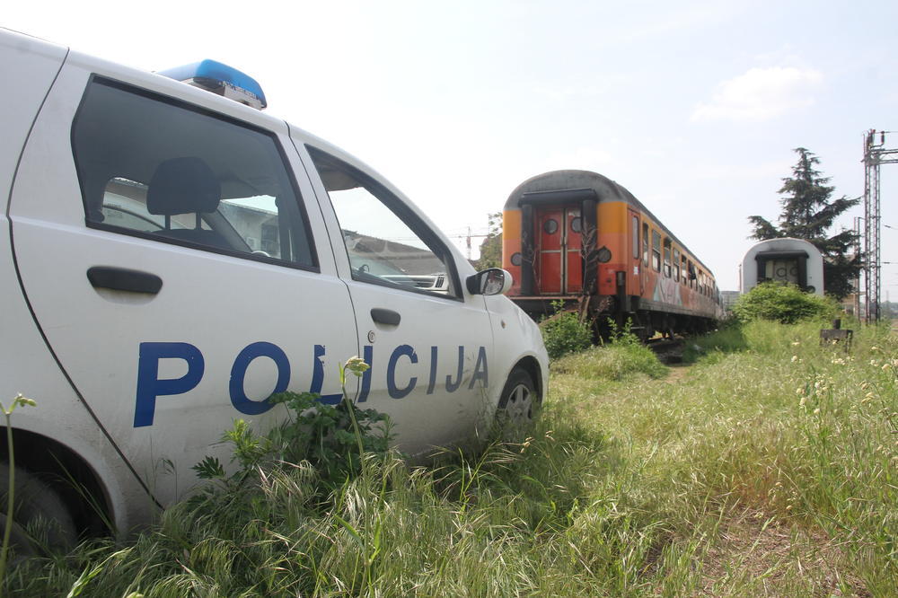 MOTKOM JE ISPREBIJAO DO SMRTI, U VOZU USRED BEOGRADA: Privedena 2 brata zbog Ivaninog ubistva!