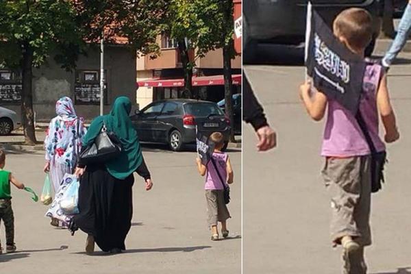 OVAKO TO POČINJE... Dečak u Bosni na ulici nosi ZASTAVU ISLAMSKE DRŽAVE! (FOTO)