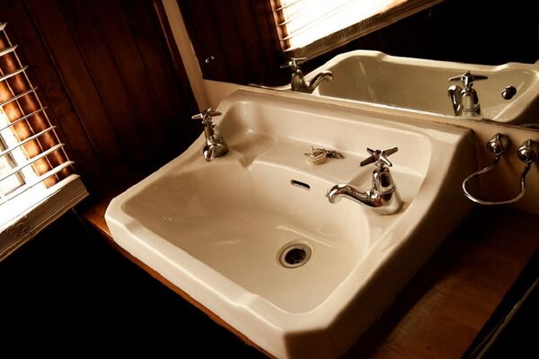 Zašto Britanci imaju 2 slavine, s toplom i hladnom vodom? (FOTO) (GIF)