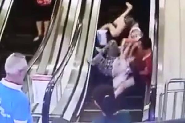 BABA PRVI PUT STALA NA POKRETNE STEPENICE, a bolje da nije jer napravila haos! (VIDEO)