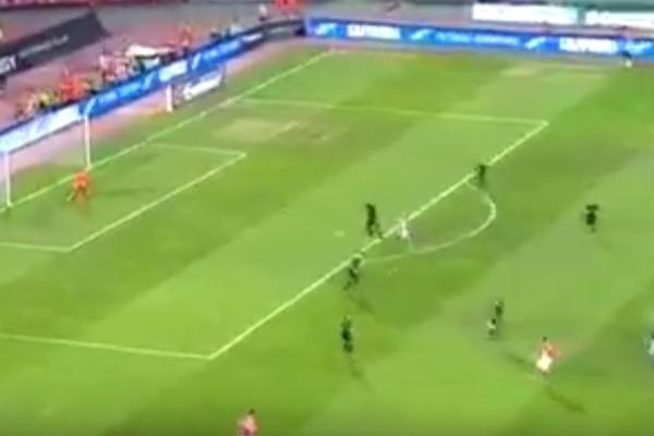 KANGINA RAKETA ZEMLJA - VAZDUH POCEPALA MREŽU: Marakana je proključala do maksimuma kada je iskopirao Ronaldovu proslavu! (VIDEO)
