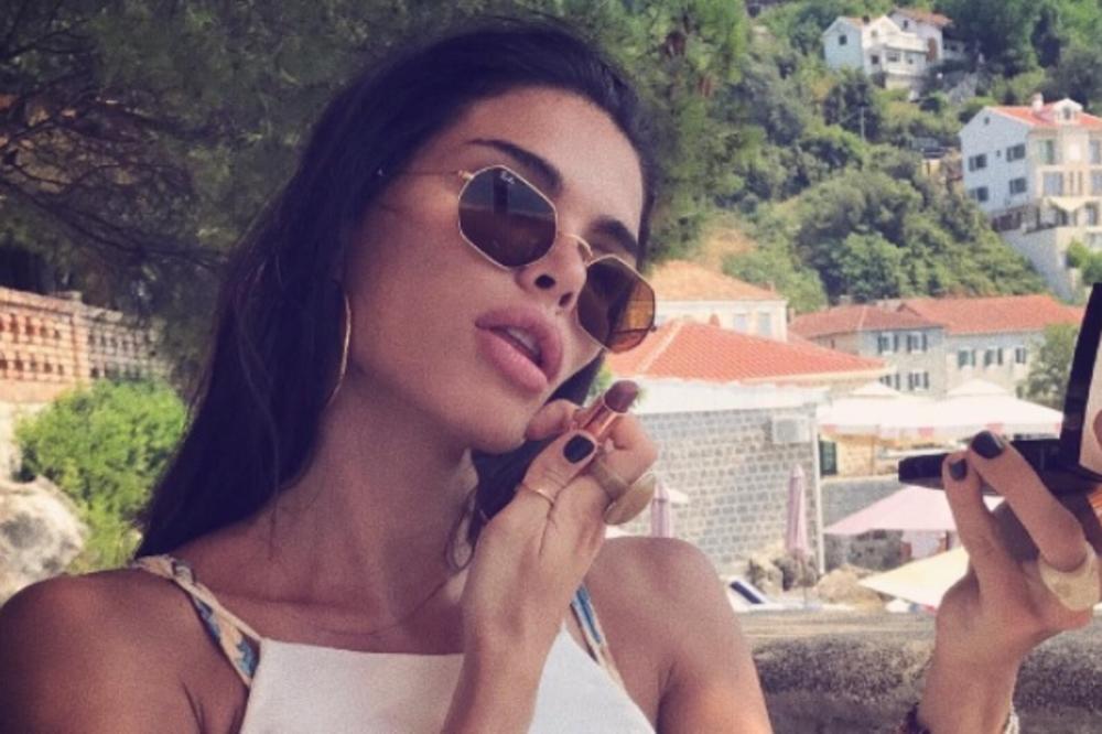 JOVANA JE SAD STVARNO PRETERALA! Žena fudbalera, posle dvoje dece, slikala se skroz GOLA, a tek da vidite KAKO!