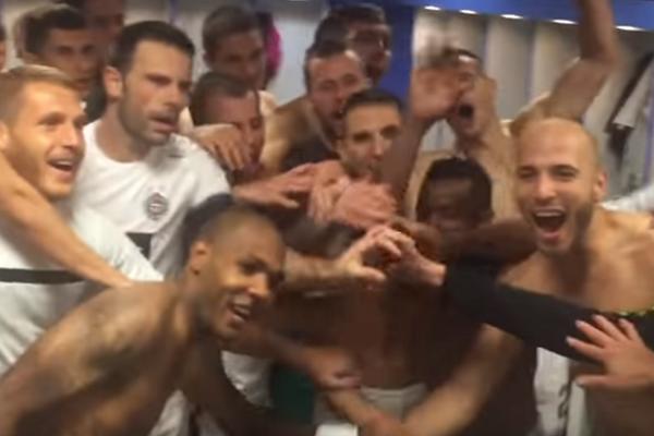 Ludo slavlje u svlačionici Partizana, jedan igrač je sve vreme tražio slobodan dan, a čla se i psovka "Kako si ga izj***o"! (VIDEO)