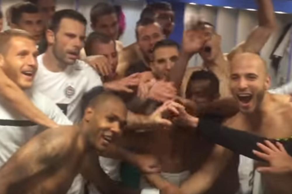 Ludo slavlje u svlačionici Partizana, jedan igrač je sve vreme tražio slobodan dan, a čla se i psovka "Kako si ga izj***o"! (VIDEO)