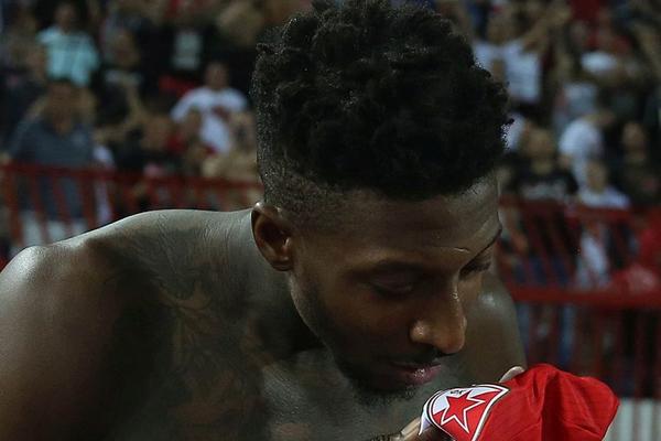 EMOCIJE EKSPLODIRALE IZ DONALDA: Dotrčao pred Delije i pao na kolena, ljubio je dres i njime brisao suze s lica! (VIDEO)