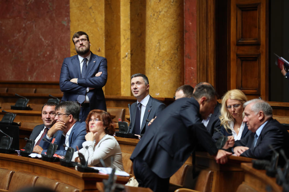 "UDARAJU" POSLANICIMA PO PLATI, PLJUŠTE KAZNE! Lideru Dveri ode 10 odsto, Šarović skraćen za 13.600 dinara!